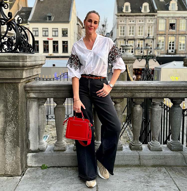 Claudia in v-neck shirt and wide jeans | 40plusstyle.com