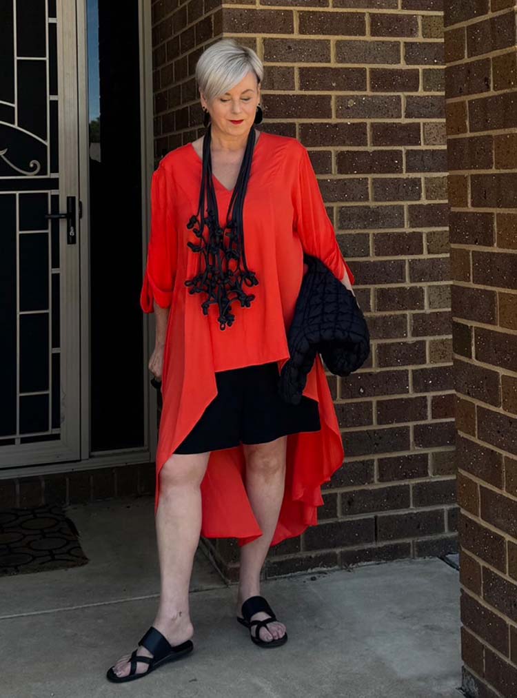 Hide your belly with the right clothes - Deborah wears an asymmetric top | 40plusstyle.com