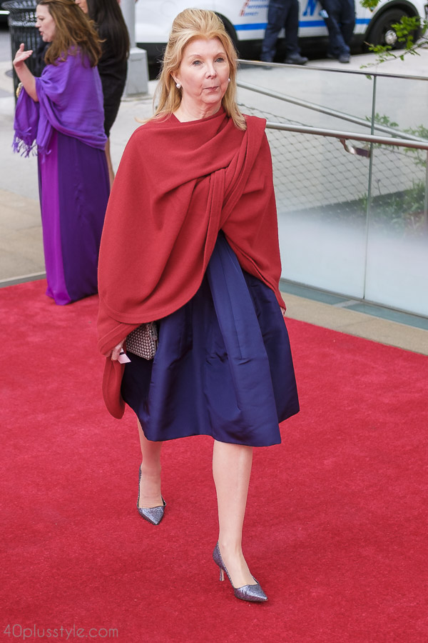 When wearing a large shawl, use different methods to tie the cloth for an interesting look | 40plusstyle.com