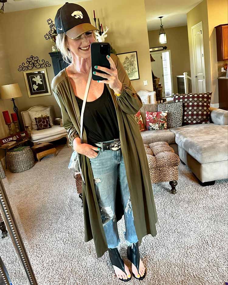 Melanie in long cardigan and distressed jeans | 40plusstyle.com