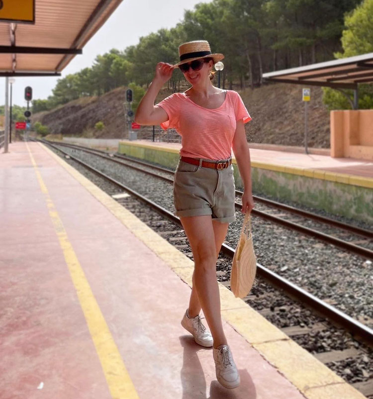 Summer outfit idea - tee, shorts and sneakers | 40plusstyle.com