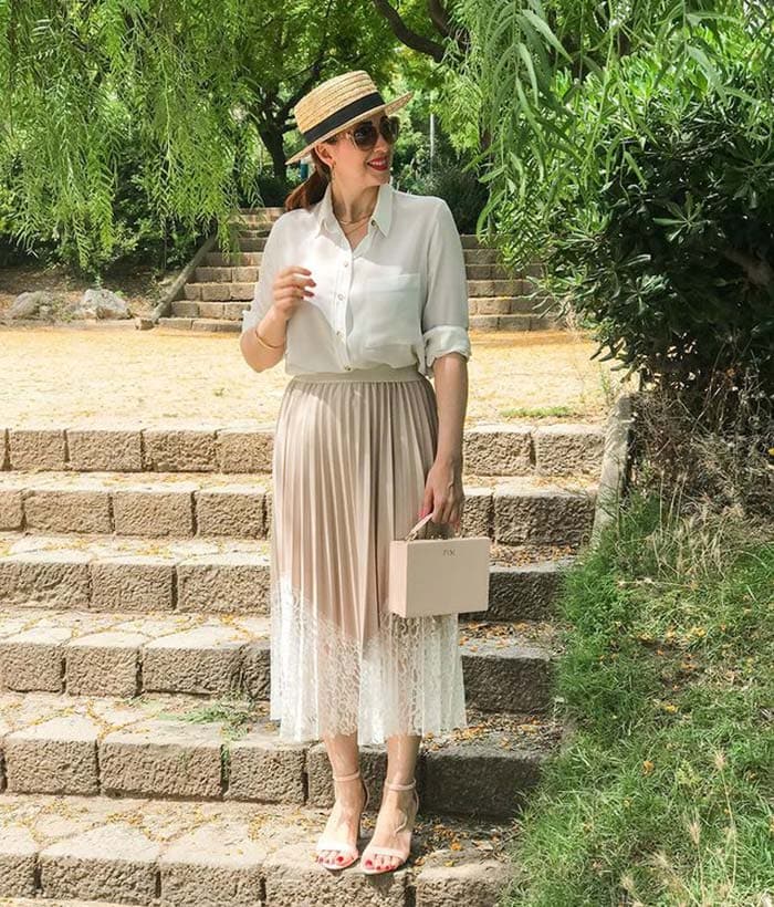 Clothes for tall women - Patricia in a pleated skirt and white shirt | 40plusstyle.com